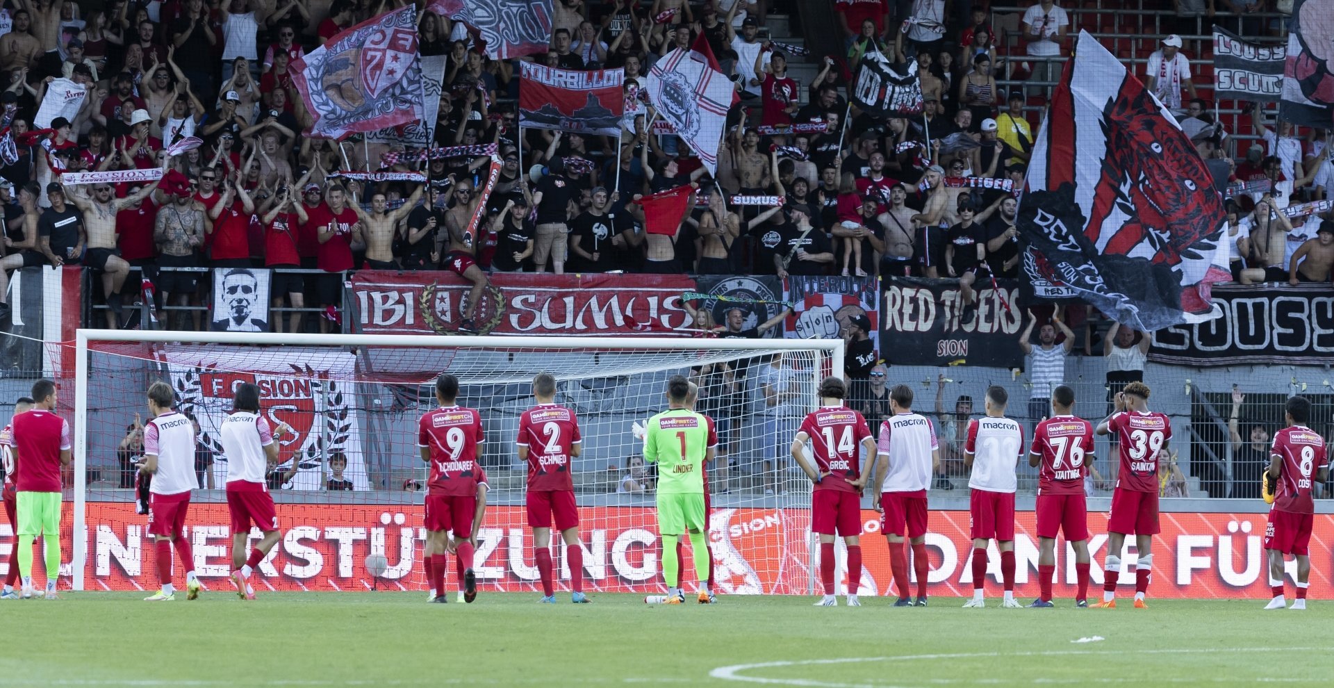 Sion's players greet their supporters, after the Super League soccer match of Swiss Championship between FC Sion and Grasshopper Club Zuerich, at the Stade de Tourbillon stadium, in Sion, Switzerland, Saturday, August 13, 2022. (KEYSTONE/Salvatore Di Nolfi)