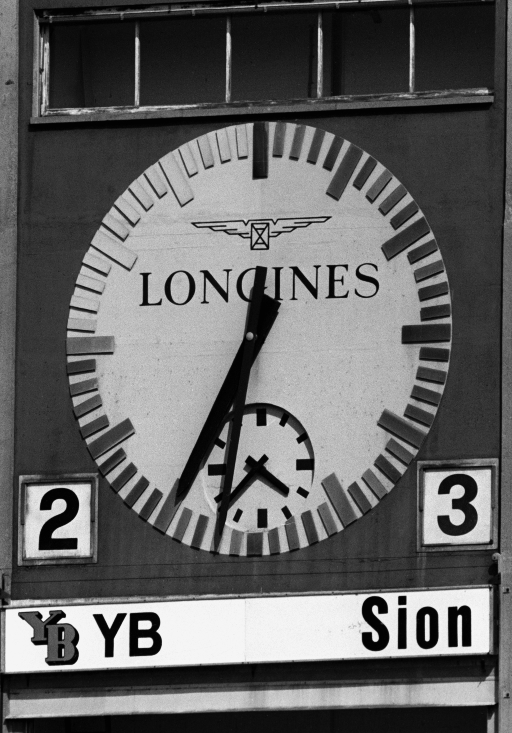 Die Anzeigetafel und die Longines-Uhr am Pfingstmontag, den 20. Mai 1991, im Stadion Wankdorf in Bern. Der FC Sion gewinnt den Schweizer Cupfinal gegen die Young Boys nach einem 0:2 Rueckstand am Ende noch mit 3:2 Toren. KEYSTONE/Str)