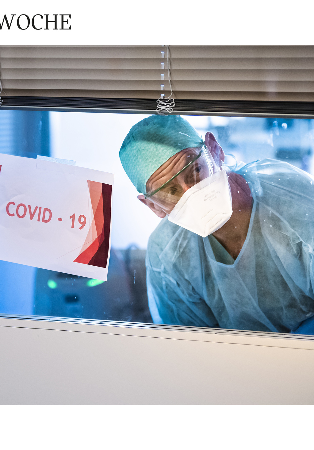 BILD DER WOCHE NATIONAL - Medical personnel at work in the intensive care unit of the Sion hospital (Hopital de Sion) during the coronavirus disease (COVID-19) outbreak in Sion, Switzerland, Wednesday, April 1, 2020. (KEYSTONE/Jean-Christophe Bott)