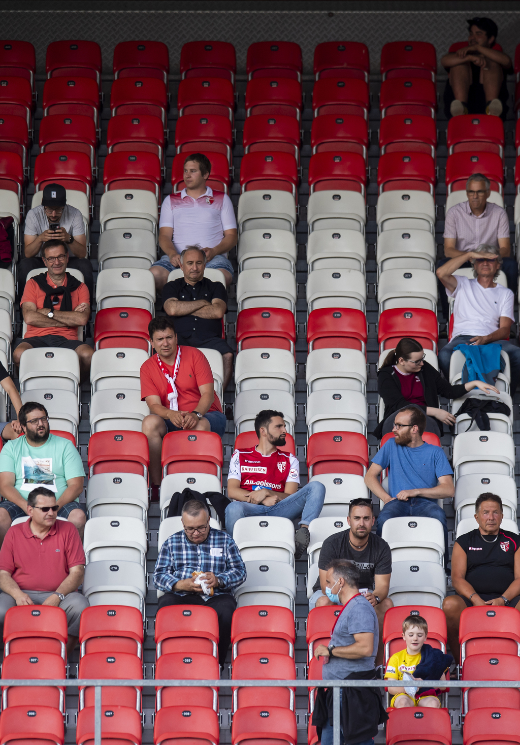 Les supporters valaisans lors de la rencontre de football du Championnat Suisse de Super League entre le FC Sion et le Servette FC le mercredi 24 juin 2020 au stade de Tourbillon a Sion. (KEYSTONE/Jean-Christophe Bott)