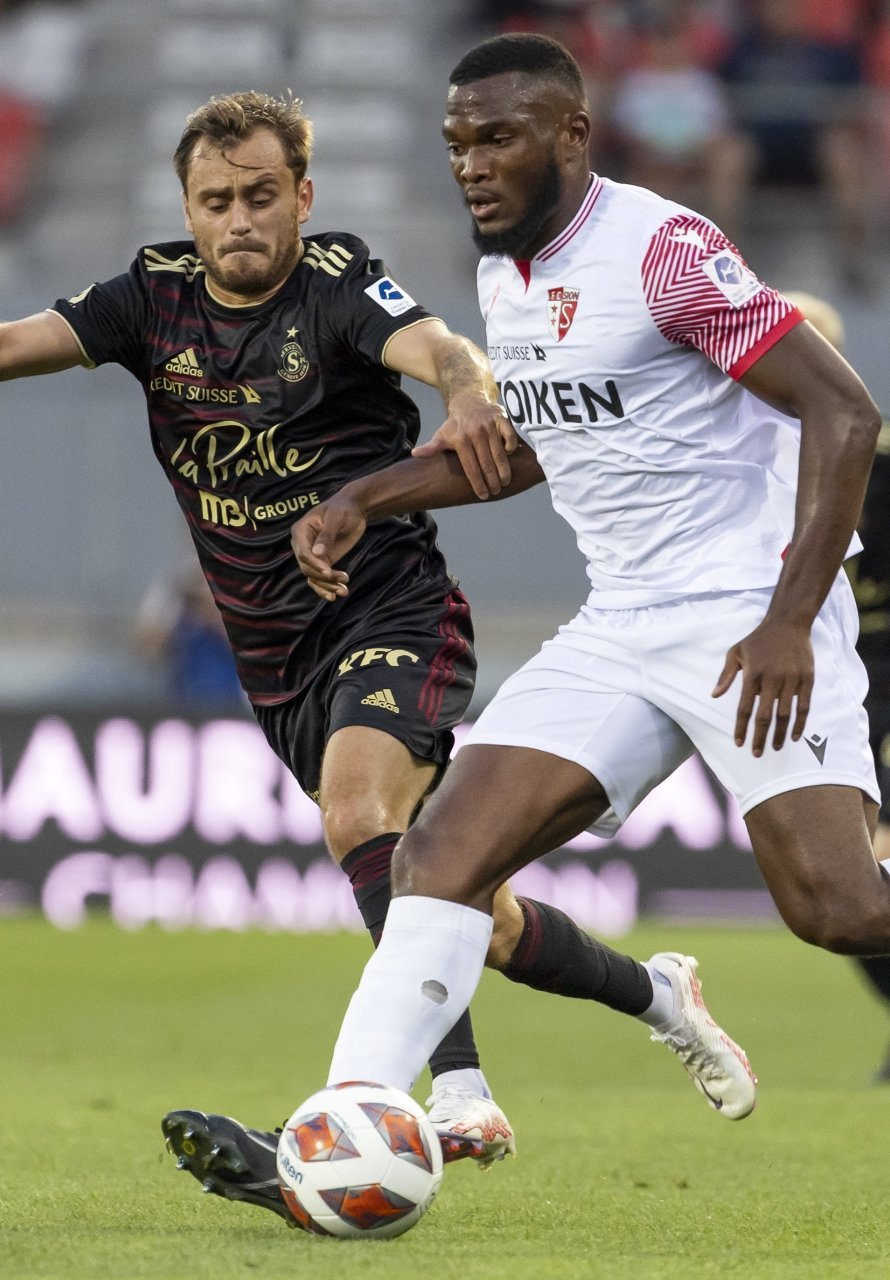 Servette's midfielder Timothe Cognat, left, fights for the ball with Sion's defender Dimitri Cavare, right, during the Super League soccer match of Swiss Championship between FC Sion and FC Servette, at the Stade de Tourbillon stadium, in Sion, Switzerland, Saturday, July 30, 2022. (KEYSTONE/Salvatore Di Nolfi)