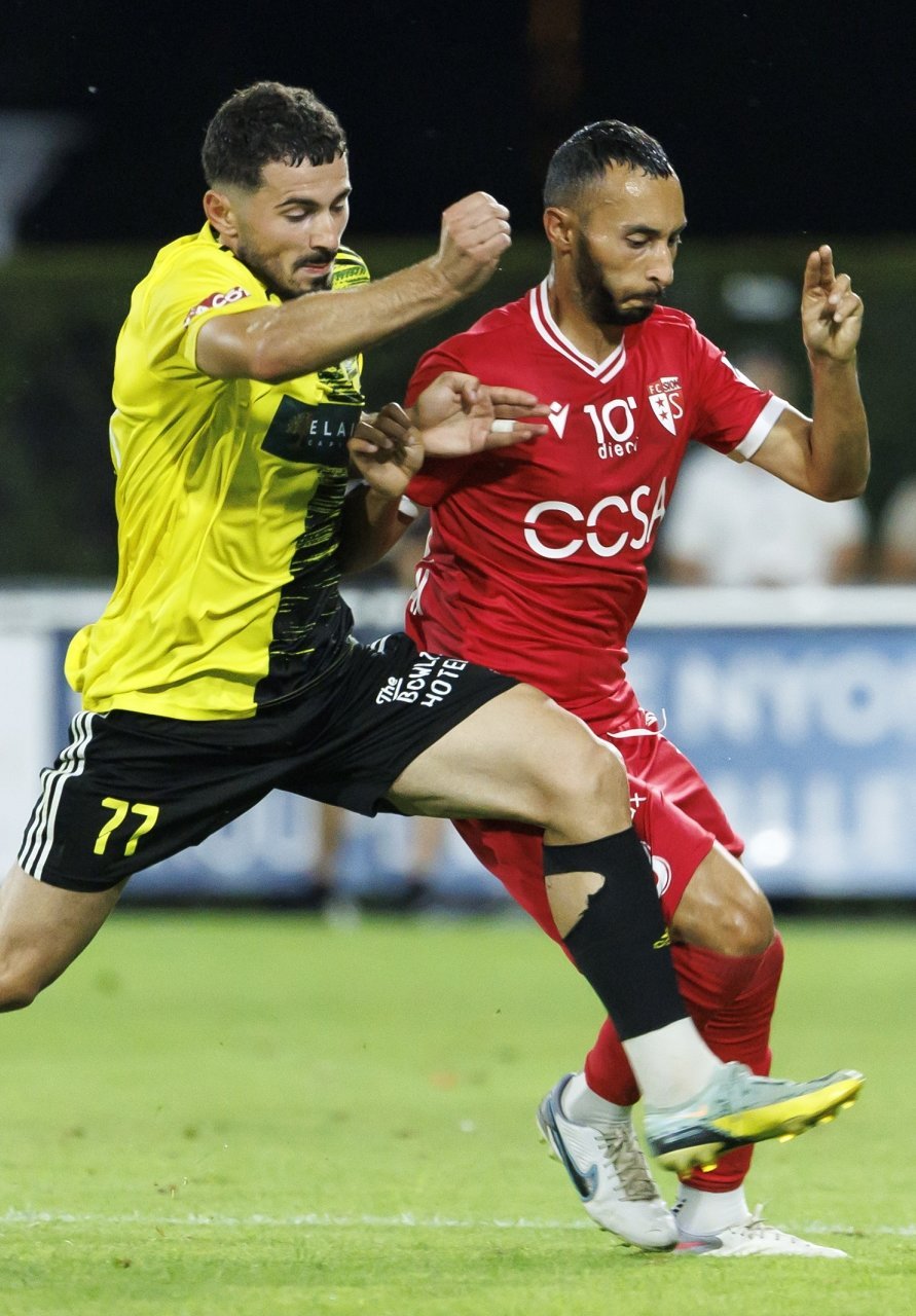 Stade Nyonnais' midfielder Tiago Escorza, left, fights for the ball with Sion's midfielder Ali Kabacalman, right, during the Challenge League soccer match of Swiss Championship between FC Stade Nyonnais and FC Sion, at the Stade de la Colovray, in Neuchatel, Switzerland, Friday, August 25, 2023. (KEYSTONE/Salvatore Di Nolfi)