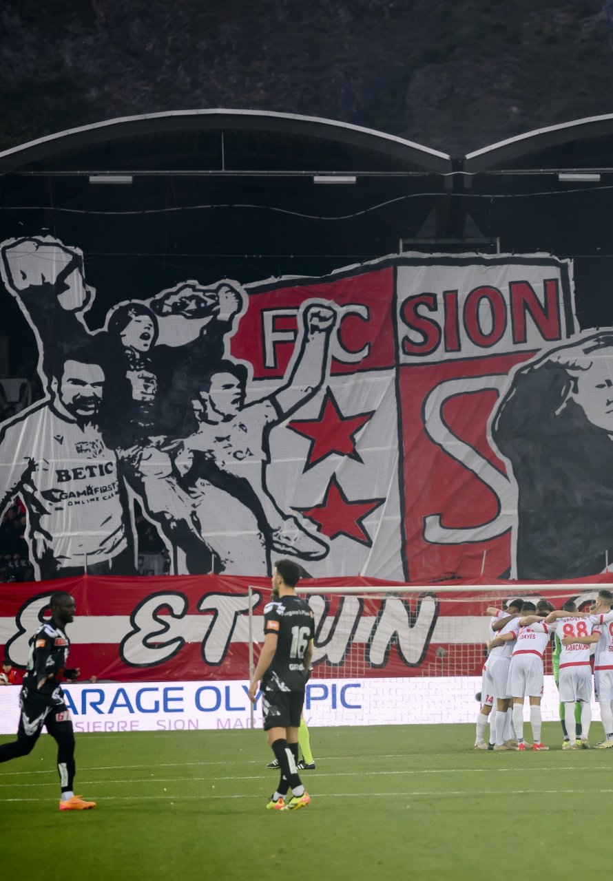 Le tifo du Gradin Nord avec les joueurs des deux equipes lors de la demi-finale de la Coupe de Suisse de football entre FC Sion et FC Lugano le samedi 27 avril 2024 au stade de Tourbillon a Sion. (KEYSTONE/Jean-Christophe Bott)